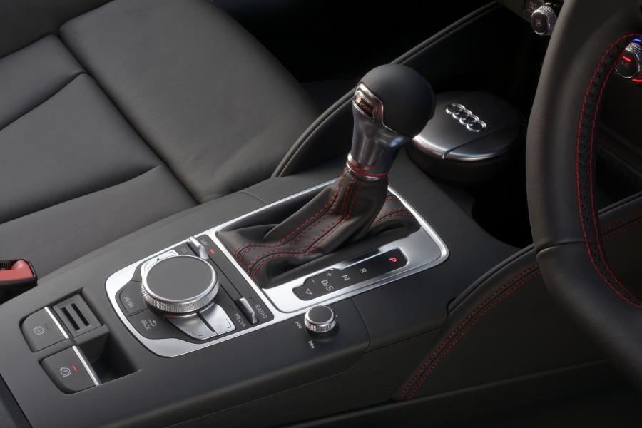 Детали интерьера Audi S3 Sedan (8V) 2013 года  (UK) (фото 49 из 53)